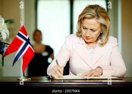 Die US-Außenministerin Hillary Rodham Clinton besucht die norwegische Botschaft, um ihr Beileid nach dem Terroranschlag auf Utøya und Oslo vom 22. Juli zu äußern. Stockfoto