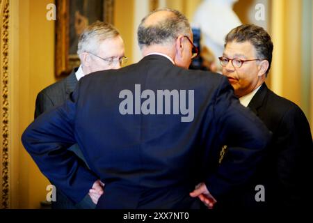 Gjeldsforhandlinger, ich kongresse in Washington. Majoritetslederen Harry Reid (delvis skjult) har fraksjonsmøte med Senator Charles Schumer (D-NY - ryggen til) og Senator Al Franken (D-MN) Stockfoto