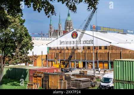 Aufbau Oktoberfest, Armbrustschützenzelt, Wahrzeichen Kirche St. Paul, München, August 2024 Deutschland, München, 22. August 2024, Aufbau Oktoberfest, Großbaustelle Theresienwiese, Armbrustschützenzelt, dahinter die Kirche St. Paul, überall wird fleißig gehämmert und gezimmert, damit in vier Wochen zum Beginn der Wiesn 2024 alles perfekt ist, Sommer, Bayern, bayerisch, *** Oktoberfest Bau, Armbrust Zelt, Wahrzeichen St. Pauls Kirche, München, August 2024 Deutschland, München, 22. August, 2024, Bau des Oktoberfestes, Baustelle Theresienwiese, Armbrustzelt, dahinter St. Pauls Kirche, Stockfoto