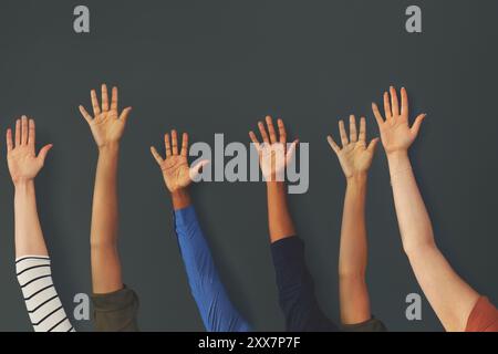 Hände, Fragen oder Freiwillige mit Leuten im Studio isoliert auf grauem Hintergrund, um Antworten und Chancen zu erhalten. Gruppe, Unterstützung und Teambildung Stockfoto