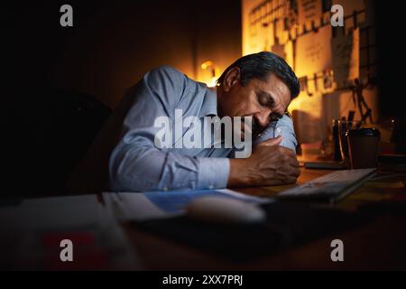 Reifer Geschäftsmann, Schlaf- und Nachtruhe für Burnout, Stress oder Schlaflosigkeit am Schreibtisch. Erschöpfter Mann oder fauler Angestellter, der am späten Abend schläft Stockfoto