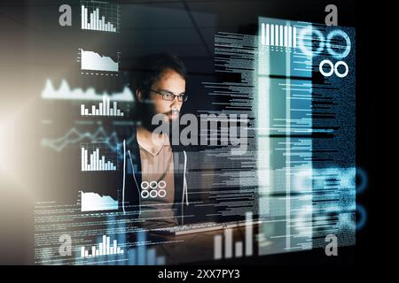 Mensch, Programmierer und Nacht mit Overlay auf dem Computer für Daten, zukünftige Entwicklung oder Analysen im Büro. Männliche Person oder Entwickler, die spät dran arbeiten Stockfoto