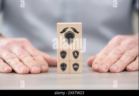 Holzblöcke mit Symbol für Versicherungskonzept Stockfoto