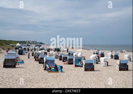 27.07.2024, Ahlbeck, Usedom, Vorpommern, Deutschland, Europa - Urlauber und Liegestühle am Ostseestrand im Kaiserbad Ahlbeck. Stockfoto