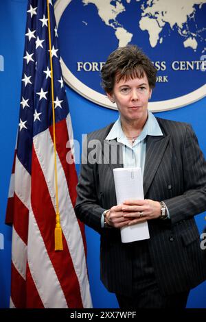 Janice Fedarcyk, Leiterin des New Yorker FBI-Büros, schreibt ausländische Medien im Foreign Press Center in New York. Stockfoto