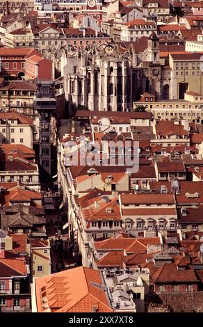 Elevador de Santa Justa (von Gustave Eiffel) und „Convento carmelita de Nossa Senhora do Vencimento do Carmo“ (gotischer Stil, erbaut 1393-1423 und dem Stockfoto