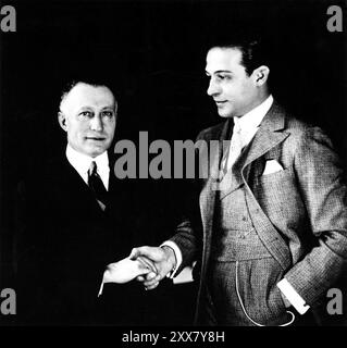 Am 18. Juli 1923 unterzeichnete der Schauspieler eine neue Vereinbarung mit berühmten Spielern - Lasky Corporation / Paramount Pictures, um zwei weitere Filme für sie zu drehen, beginnend mit MONSIEUR BEAUCAIRE (veröffentlicht 1924) mit seiner Frau NATACHA RAMBOVA, um für die Regie, Bühnen und Kostüme verantwortlich zu sein Stockfoto