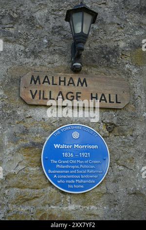 Blaue Gedenktafel zum Gedenken an Walter Morrison in der Malham Village Hall. Stockfoto