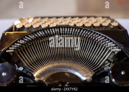 Wiltingen, Deutschland. August 2024. Die Typen einer mechanischen Schreibmaschine sind über der Tastatur zu sehen. Die Studenten Jakob Kramp und Paul Hallmanns sammeln und verkaufen Remington, Underwood, Olivetti, Olympia, Hermes, Continental-, Mercedes-, Adler- und Erika-Schreibmaschinen. (Zu dpa Text: Zwei junge Männer sind Schreibmaschinenfans) Credit: Harald Tittel/dpa/Alamy Live News Stockfoto