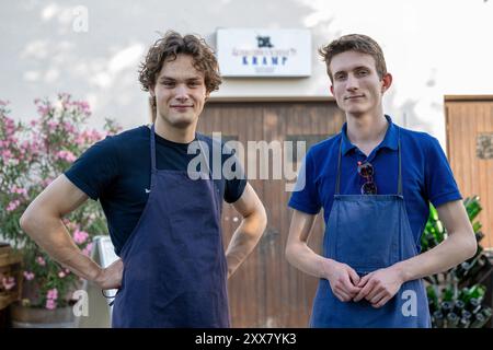 Wiltingen, Deutschland. August 2024. Die Studenten Jakob Kramp (r) und Paul Hallmanns stehen vor ihrer Schreibmaschinenwerkstatt. Ob Remington, Underwood, Olivetti, Olympia, Hermes, Continental, Mercedes, Adler oder Erika – sie sammeln, reparieren und verkaufen mechanische Schreibmaschinen aus und auf der ganzen Welt. (Zu dpa Text: Zwei junge Männer sind Schreibmaschinenfans) Credit: Harald Tittel/dpa/Alamy Live News Stockfoto