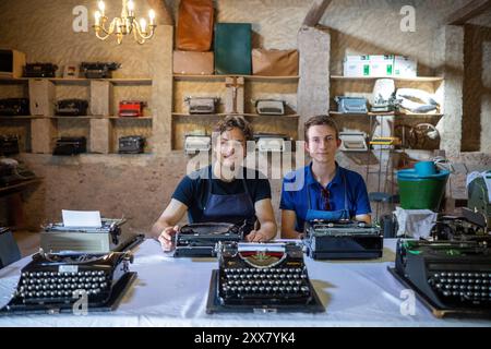 Wiltingen, Deutschland. August 2024. Die Studenten Jakob Kramp (r) und Paul Hallmanns sitzen in ihrer Schreibmaschinenwerkstatt. Ob Remington, Underwood, Olivetti, Olympia, Hermes, Continental, Mercedes, Adler oder Erika – sie sammeln, reparieren und verkaufen mechanische Schreibmaschinen aus und auf der ganzen Welt. (Zu dpa Text: Zwei junge Männer sind Schreibmaschinenfans) Credit: Harald Tittel/dpa/Alamy Live News Stockfoto