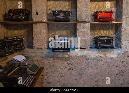 Wiltingen, Deutschland. August 2024. Die Schreibmaschinenwerkstatt der Studenten Jakob Kramp und Paul Hallmanns ist die Heimat von mechanischen Schreibmaschinen. Ob Remington, Underwood, Olivetti, Olympia, Hermes, Continental, Mercedes, Adler oder Erika – sie sammeln, reparieren und verkaufen mechanische Schreibmaschinen aus und auf der ganzen Welt. (Zu dpa Text: Zwei junge Männer sind Schreibmaschinenfans) Credit: Harald Tittel/dpa/Alamy Live News Stockfoto