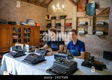 Wiltingen, Deutschland. August 2024. Die Studenten Jakob Kramp (r) und Paul Hallmanns sitzen in ihrer Schreibmaschinenwerkstatt. Ob Remington, Underwood, Olivetti, Olympia, Hermes, Continental, Mercedes, Adler oder Erika – sie sammeln, reparieren und verkaufen mechanische Schreibmaschinen aus und auf der ganzen Welt. (Zu dpa Text: Zwei junge Männer sind Schreibmaschinenfans) Credit: Harald Tittel/dpa/Alamy Live News Stockfoto