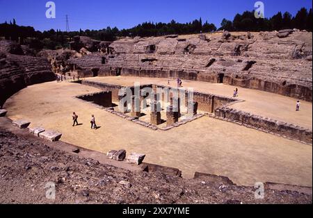 Amphitheater von Italica, das drittgrößte in der römischen Welt. Römische Ruinen von Italica, der Geburtsort zweier Kaiser (Trajan und Hadrian) und einer von ihnen Stockfoto