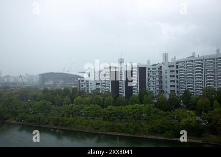 Edion Peace Wing Hiroshima, links, im Bau, Hiroshima City, Hiroshima, Japan. Stockfoto