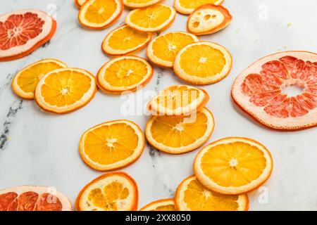 Getrocknete Zitrusscheiben, einschließlich Orange und Grapefruit Stockfoto