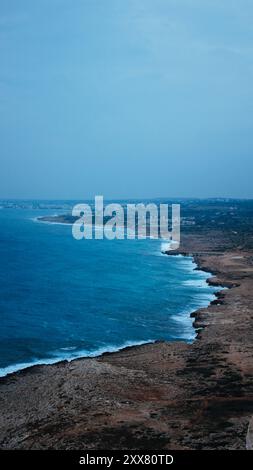 Aus der Vogelperspektive auf die Landschaft mit einer weitläufigen Küste und dem blauen Ozean. Stockfoto