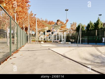 Rollschuhmann macht Tricks im Skatepark Stockfoto