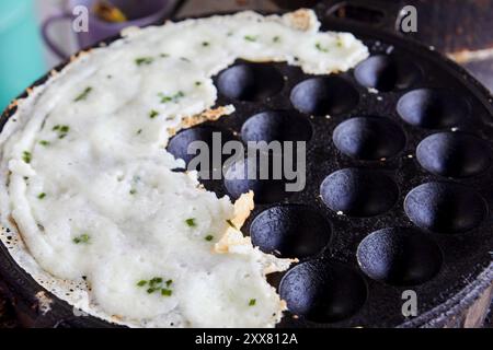 Kokos-Reis Kuchen thailändisches Dessert in heißer Pfanne Stockfoto