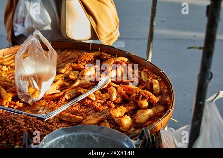 Gebratene Banane in Bambustablett auf dem Straßenmarkt in Thailand Stockfoto