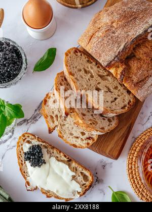 Hausgemachtes Brot und Sandwich mit Butter und Kaviar Stockfoto