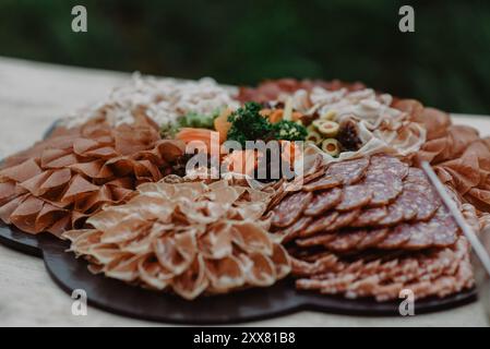 Wurstplatte mit aufgestellten Fleischgerichten auf einem Holztisch. Stockfoto
