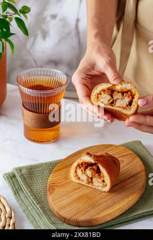 Ein Mädchen hält einen hausgemachten Kuchen und füllt ihre Hände Stockfoto