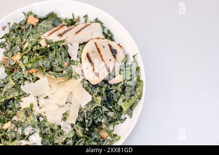 Hähnchensalat aus der Vogelperspektive Stockfoto