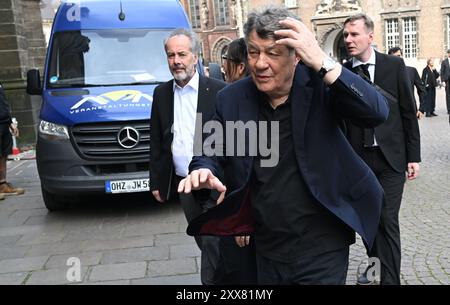 Bremen, Deutschland. August 2024. Otto Rehhagel, ehemaliger Werder-Trainer, nimmt an Willi Lemkes Trauergottesdienst im Bremer Dom Teil. Der ehemalige Werder-Manager und Bremer Senator für Bildung starb am 12. August im Alter von 77 Jahren. Quelle: Carmen Jaspersen/dpa/Alamy Live News Stockfoto