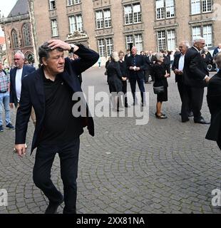 Bremen, Deutschland. August 2024. Otto Rehhagel, ehemaliger Werder-Trainer, nimmt an Willi Lemkes Trauergottesdienst im Bremer Dom Teil. Der ehemalige Werder-Manager und Bremer Senator für Bildung starb am 12. August im Alter von 77 Jahren. Quelle: Carmen Jaspersen/dpa/Alamy Live News Stockfoto