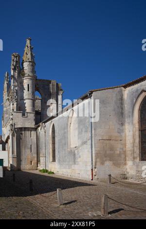 Kirche aus dem 14. Jahrhundert Saint Martin de Ré. Der Glockenturm ist weg Stockfoto