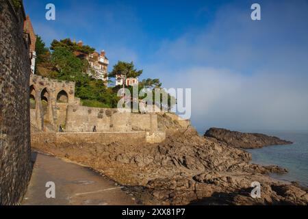 Fantastische Promenade du Clair de Lune, Dinard, Bretagne Frankreich. Das W Stockfoto