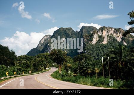 Autobahn durch Kalksteinklippen im Khao Sok Nationalpark, Thailand Stockfoto