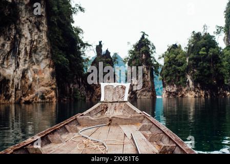 Blick auf die Kalksteinklippen des Cheow Lan Lake, Khao sok Thailand Stockfoto