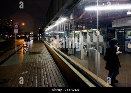 Roosevelt Island, ein Akronismus in New York, wurde in den letzten 35 Jahren vom Staat geführt. Jetzt öffnet sich das soziale Experiment für die Privatisierung. Stockfoto