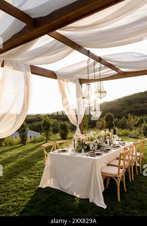 Tisch für Hochzeitsempfang im Freien, modern, ästhetisch und elegant Stockfoto