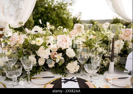 Hochzeitsempfang im Freien mit Blumenmuster im Herzstück Stockfoto