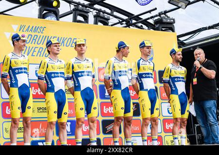 Overijse, Belgien. August 2024. Die Fahrer der Team Flanders Baloise werden am Freitag, den 23. August 2024, zu Beginn des eintägigen Radrennens „Druivenkoers“, 206, 3 km von und nach Overijse, gezeigt. BELGA FOTO MARC GOYVAERTS Credit: Belga Nachrichtenagentur/Alamy Live News Stockfoto