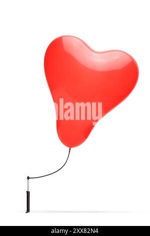 Roter Herzballon und eine Handpumpe isoliert auf weißem Hintergru Stockfoto