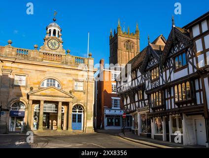 St Laurence's Church blickt auf die Buttercross und Broad Street, Ludlow, Shropshire. Stockfoto