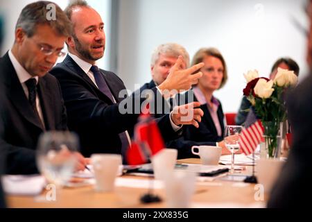 Das Generalkonsulat von Norwegen und Innovation Norwegen schließen sich zusammen und eröffnen das Norwegische Haus in Houston. Finansminister Trond Giske står for den offisielle åpningen. Stockfoto