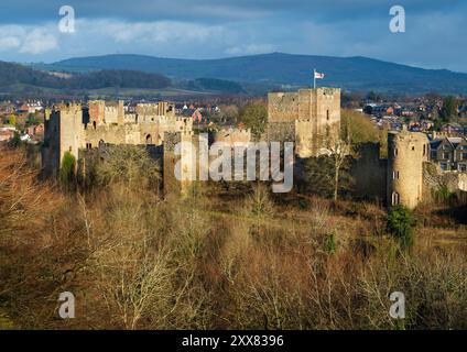 Ludlow Castle und Brown Clee Hill, Shropshire. Stockfoto