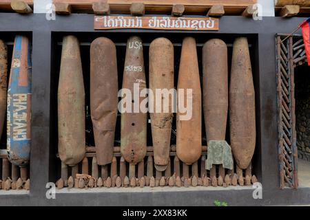 Alte Bomben im Ban Manda Kriegsmuseum, Nong Khiaw, Laos Stockfoto