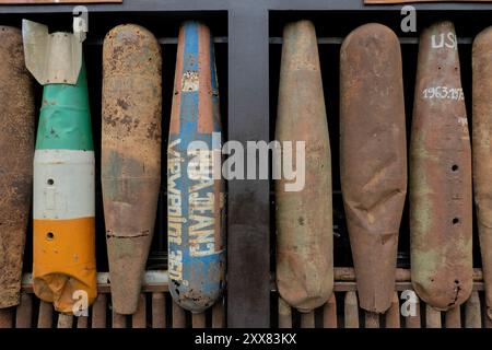 Alte Bomben im Ban Manda Kriegsmuseum, Nong Khiaw, Laos Stockfoto