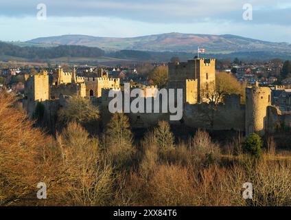 Ludlow Castle und Brown Clee Hill, Shropshire. Stockfoto