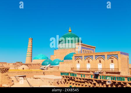 Blick auf den architektonischen Komplex des Mausoleums von Pakhlavan Mahmud. Chiwa, Usbekistan - 16. Juli 2024. Stockfoto