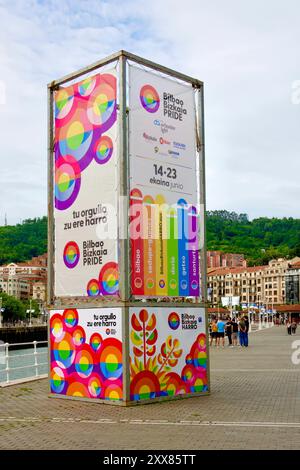 Großes Schild für Gay Pride am Paseo Arenal Uferweg 14-23 Juni 2024 Bilbao Baskenland Euskadi Spanien Stockfoto