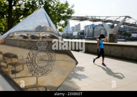 Millenium Bridge, London, Großbritannien. August 2024. Wetter in Großbritannien: Ein sonniger und windiger Tag in London. Quelle: Matthew Chattle/Alamy Live News Stockfoto