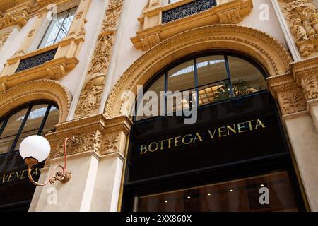 Mailand, Italien - 24.04.2024: Bottega Veneta Schaufenster in der Einkaufsgalerie im Zentrum von Mailand, Galleria Vittorio Emanuele, Vitrine des Ladens Stockfoto