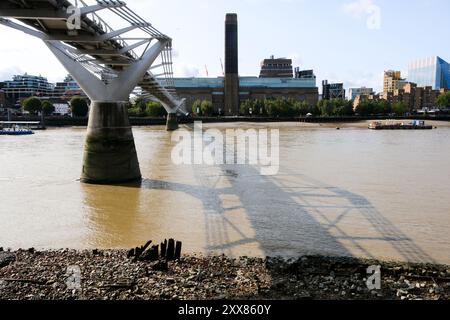 Millenium Bridge, London, Großbritannien. August 2024. Wetter in Großbritannien: Ein sonniger und windiger Tag in London. Quelle: Matthew Chattle/Alamy Live News Stockfoto